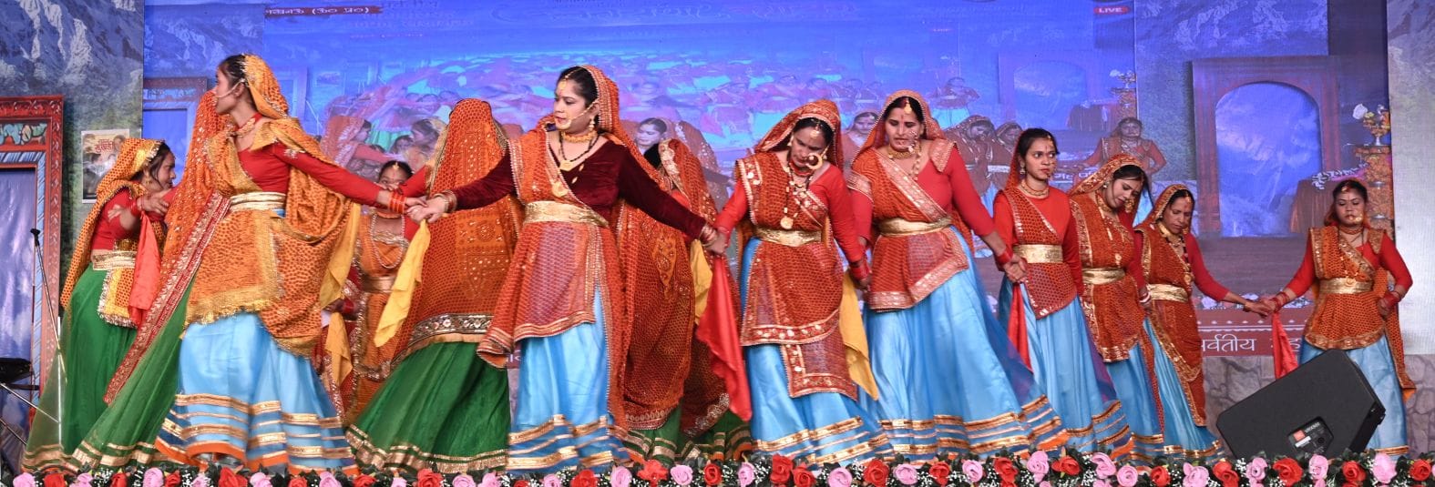 उत्तरायणी कौथिग के आठवें दिन बुधवार को प्रस्तुति देते कलाकार। उत्तरायणी कौथिग के आठवें दिन बुधवार को प्रस्तुति देते कलाकार।