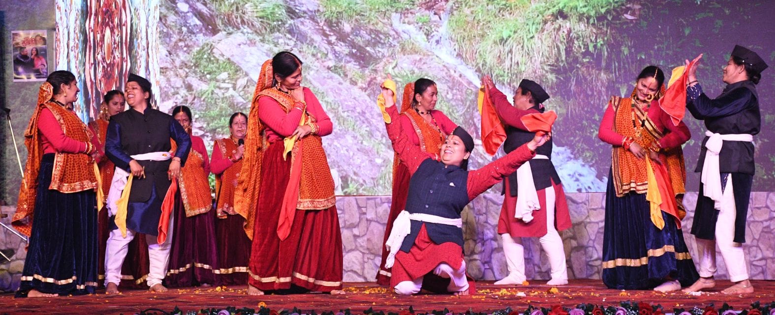 उत्तरायणी कौथिग के आठवें दिन बुधवार को प्रस्तुति देते कलाकार। उत्तरायणी कौथिग के आठवें दिन बुधवार को प्रस्तुति देते कलाकार।