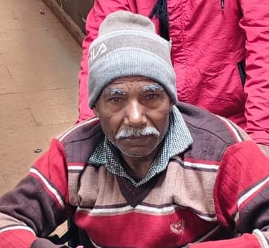 व्हील चेयर से रैंप के सहारे मरीज को ले जाते परिजन। संवाद व्हील चेयर से रैंप के सहारे मरीज को ले जाते परिजन। संवाद