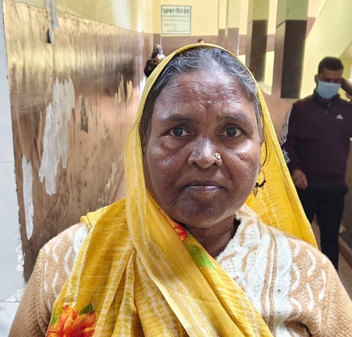 व्हील चेयर से रैंप के सहारे मरीज को ले जाते परिजन। संवाद व्हील चेयर से रैंप के सहारे मरीज को ले जाते परिजन। संवाद