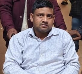 व्हील चेयर से रैंप के सहारे मरीज को ले जाते परिजन। संवाद व्हील चेयर से रैंप के सहारे मरीज को ले जाते परिजन। संवाद