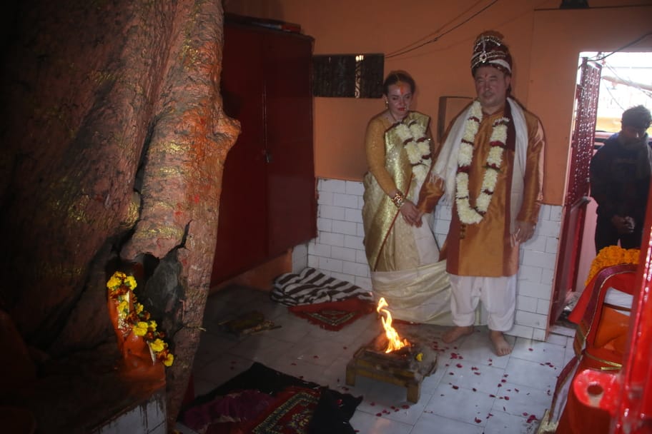 वाराणसी में दशाश्वमेध घाट पर नलवा बीर बाबा में विदेशी रसिया की रहने वाली हिन्दू रीति रिवाज से श वाराणसी में दशाश्वमेध घाट पर नलवा बीर बाबा में विदेशी रसिया की रहने वाली हिन्दू रीति रिवाज से श