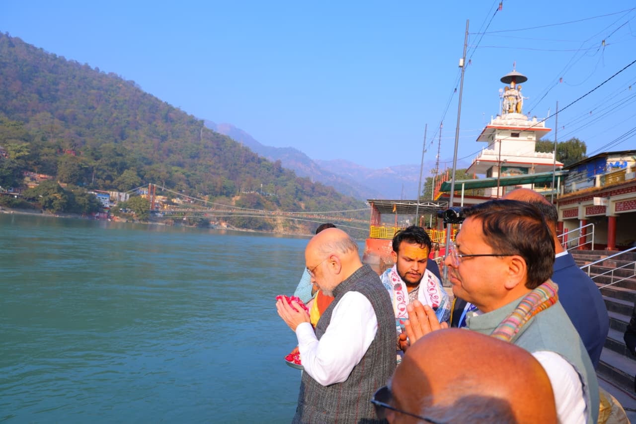 वेद निकेतन हैलीपेड पर केंद्रीय गृह मंत्री को पुष्पगुच्छ भेंट कर स्वागत करते मुख्यमंत्री। स्रोत 