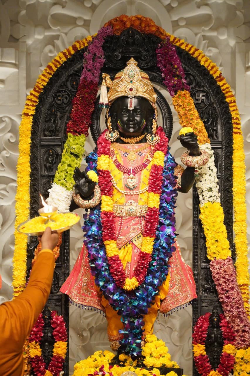 09-सरयू में स्नान के बाद जय श्री राम के जयघोष के साथ सेल्फी लेते श्रद्धालु।-संवाद
