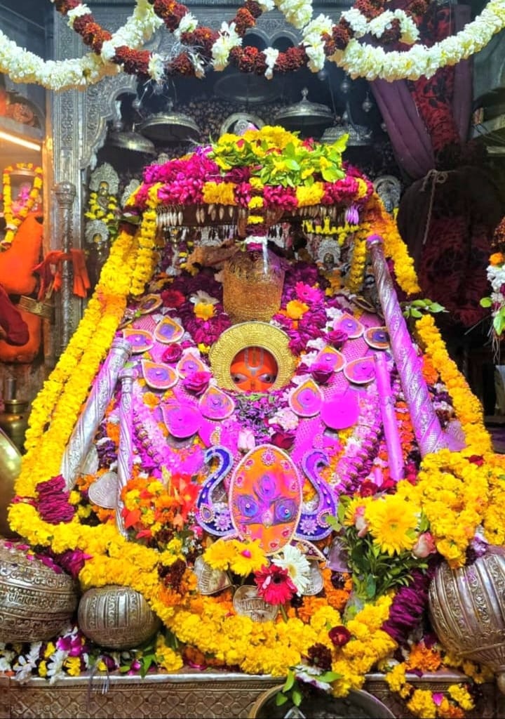 09-सरयू में स्नान के बाद जय श्री राम के जयघोष के साथ सेल्फी लेते श्रद्धालु।-संवाद