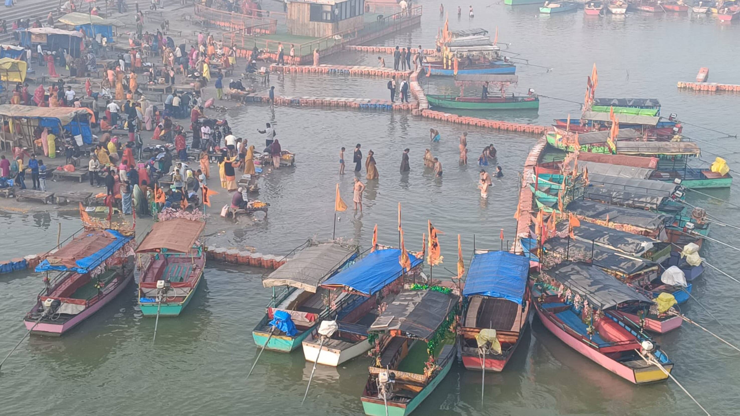 09-सरयू में स्नान के बाद जय श्री राम के जयघोष के साथ सेल्फी लेते श्रद्धालु।-संवाद