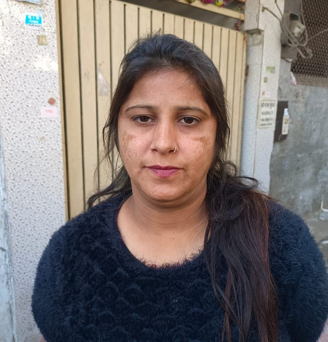 15...निगम के वार्ड सात की कृष्णा कॉलोनी में 20 दिन पहले उखाड़ी गली की हालत दिखाते कॉलोनीवासी। स 15...निगम के वार्ड सात की कृष्णा कॉलोनी में 20 दिन पहले उखाड़ी गली की हालत दिखाते कॉलोनीवासी। स