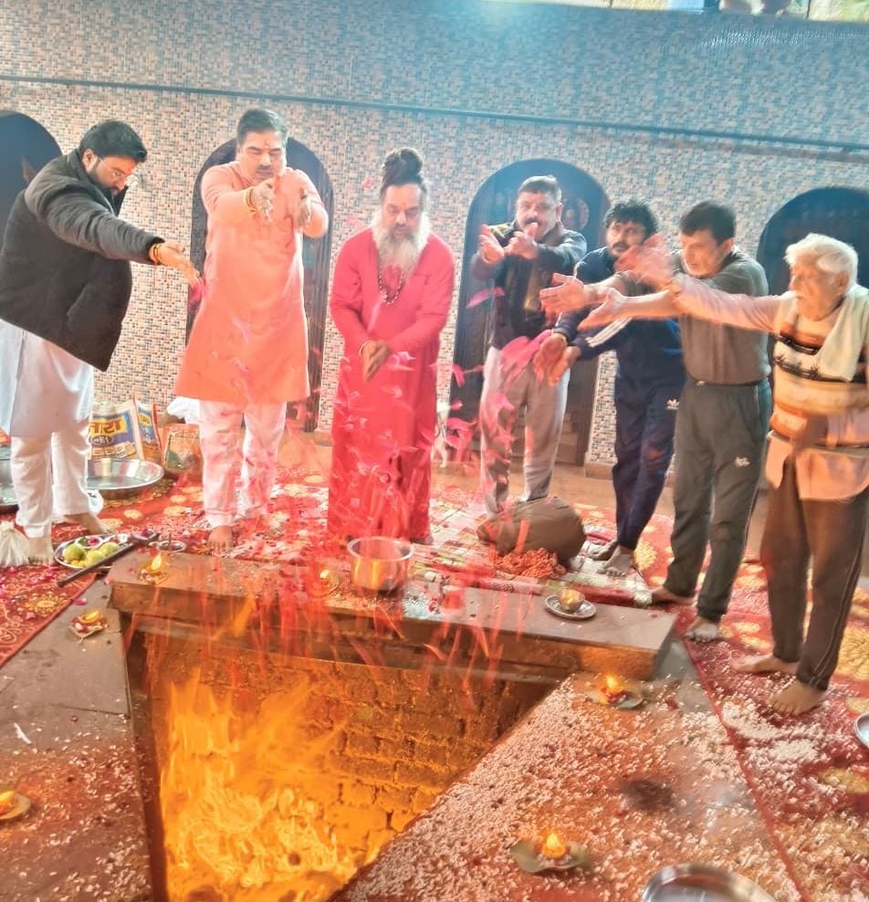 16...सुभाष स्थित शिव शक्ति साहित्य सदन में आयोजित काव्य गोष्ठी में मौजूद कवि, साहित्यकार, क 16...सुभाष स्थित शिव शक्ति साहित्य सदन में आयोजित काव्य गोष्ठी में मौजूद कवि, साहित्यकार, क