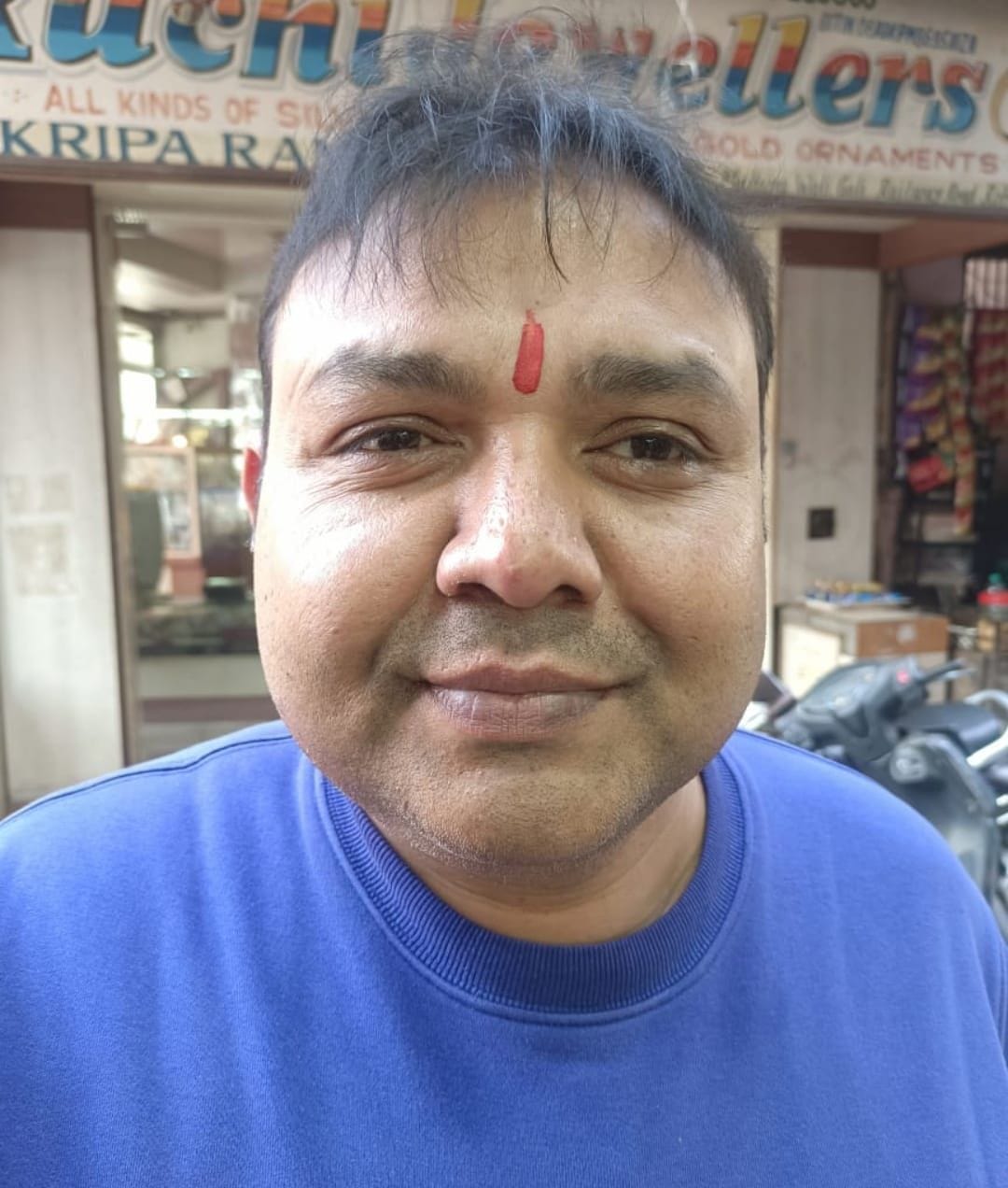 21...शहर के रेलवे रोड स्थित सर्राफा बाजार में आभूषणों की खरीदारी करते ग्राहक। संवाद 21...शहर के रेलवे रोड स्थित सर्राफा बाजार में आभूषणों की खरीदारी करते ग्राहक। संवाद