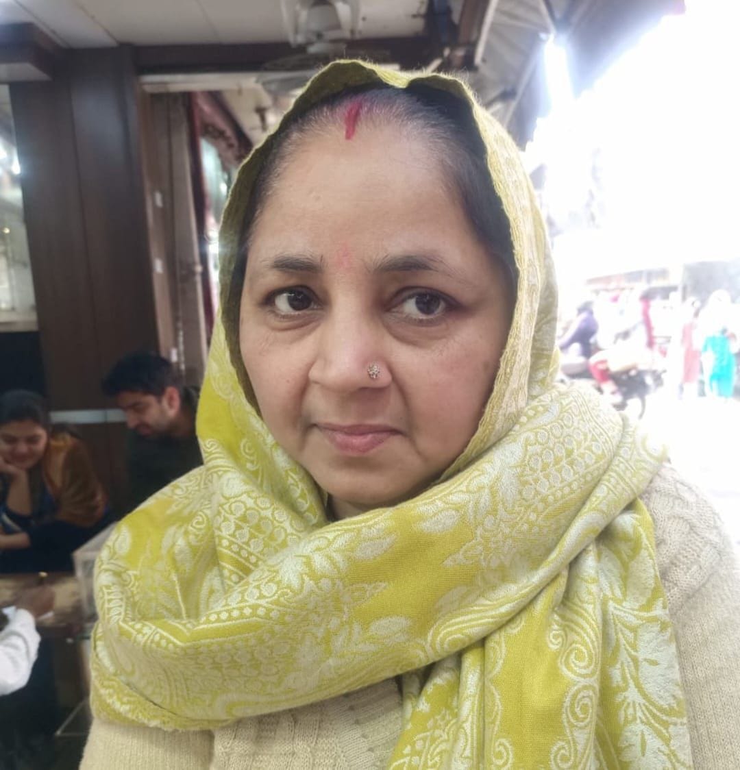 21...शहर के रेलवे रोड स्थित सर्राफा बाजार में आभूषणों की खरीदारी करते ग्राहक। संवाद 21...शहर के रेलवे रोड स्थित सर्राफा बाजार में आभूषणों की खरीदारी करते ग्राहक। संवाद