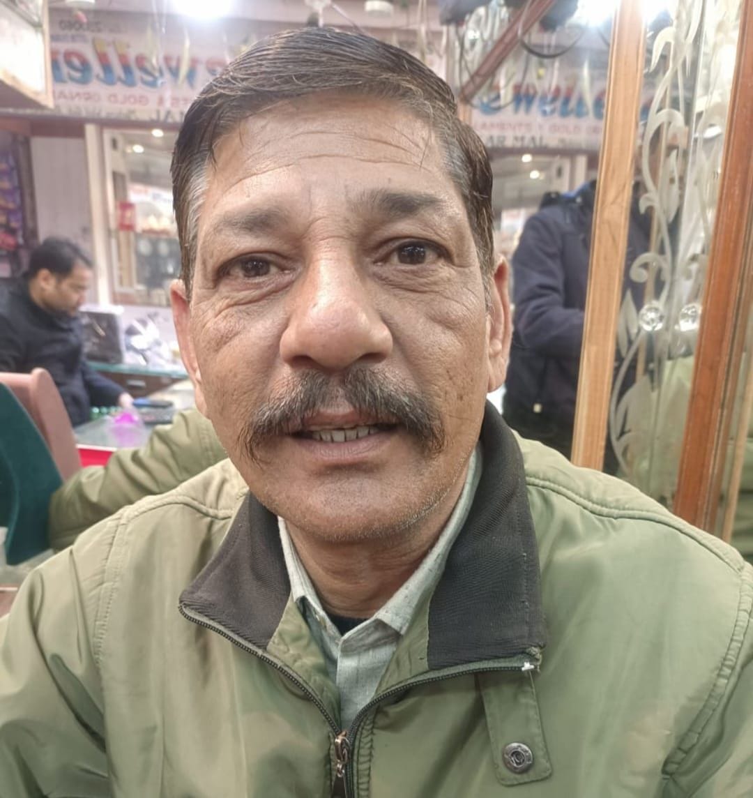 21...शहर के रेलवे रोड स्थित सर्राफा बाजार में आभूषणों की खरीदारी करते ग्राहक। संवाद 21...शहर के रेलवे रोड स्थित सर्राफा बाजार में आभूषणों की खरीदारी करते ग्राहक। संवाद