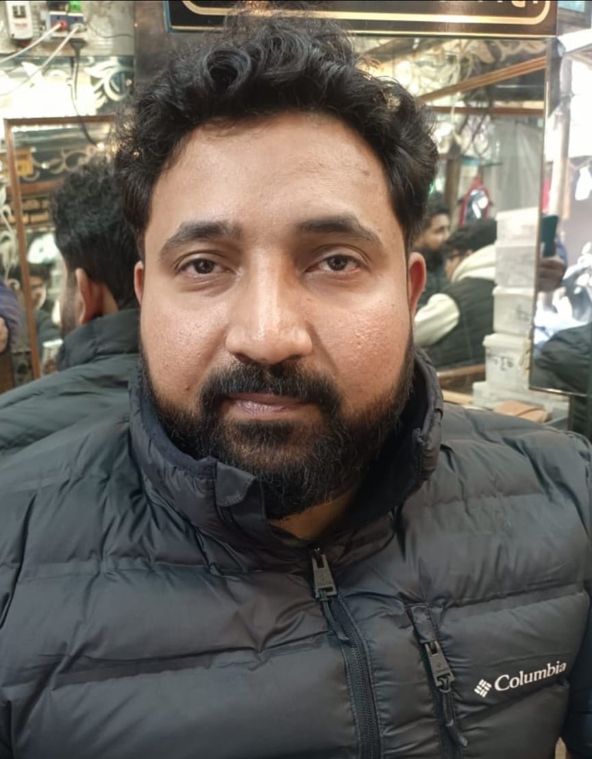 21...शहर के रेलवे रोड स्थित सर्राफा बाजार में आभूषणों की खरीदारी करते ग्राहक। संवाद 21...शहर के रेलवे रोड स्थित सर्राफा बाजार में आभूषणों की खरीदारी करते ग्राहक। संवाद