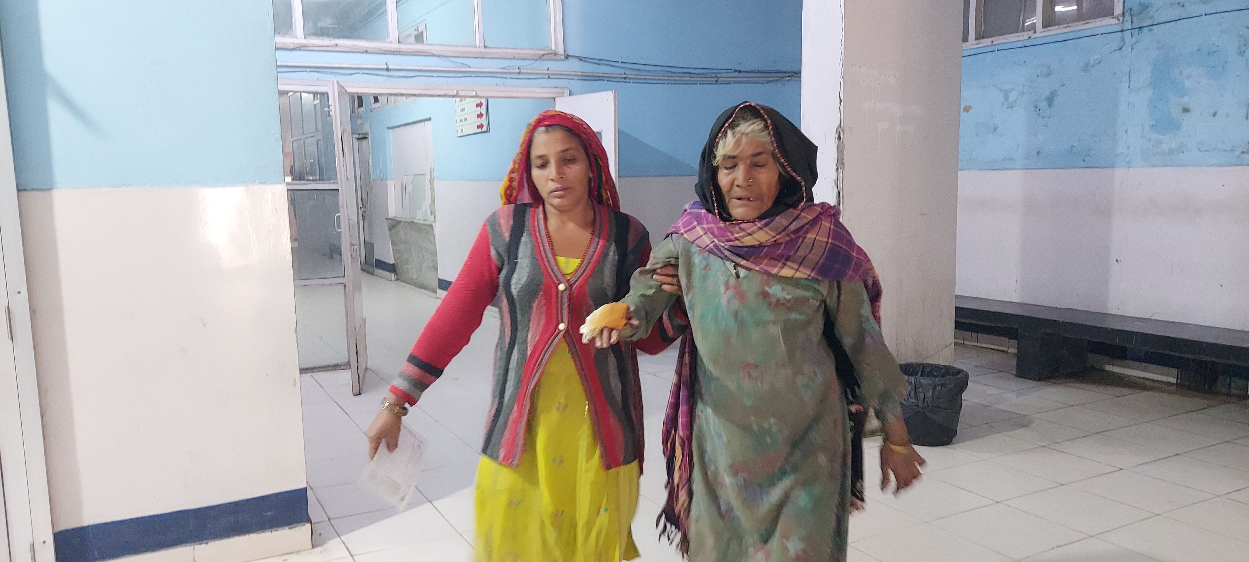 22जेएनडी48: मृतक जंगीर के बेटे अभि का हौसला बंधाते हुए एसडीएम उचाना दलजीत सिंह। संवाद