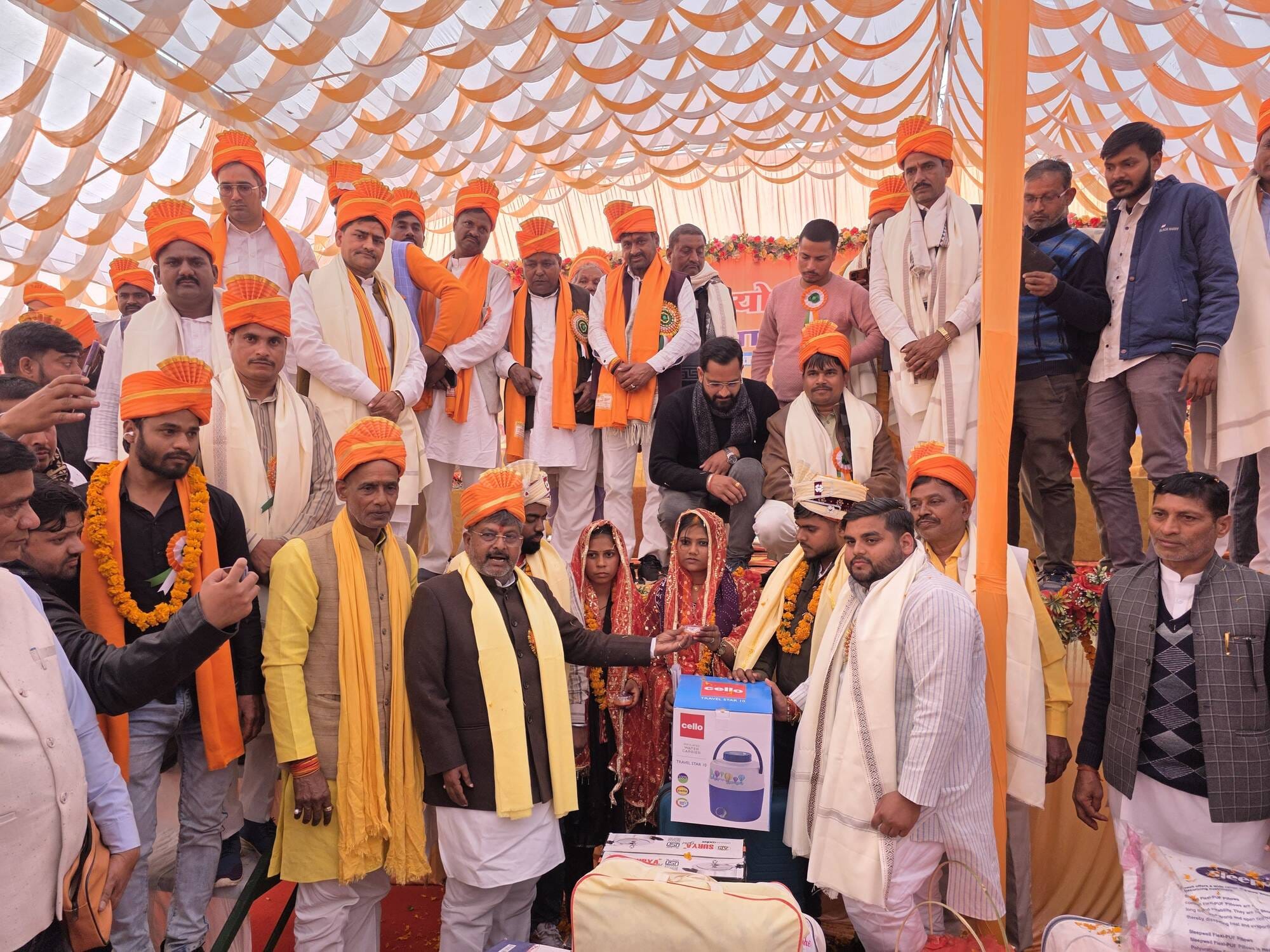 45-द्वापर विद्यापीठ इंटरकालेज में मुख्यमंत्री विवाह समारोह में शामिल जोड़े