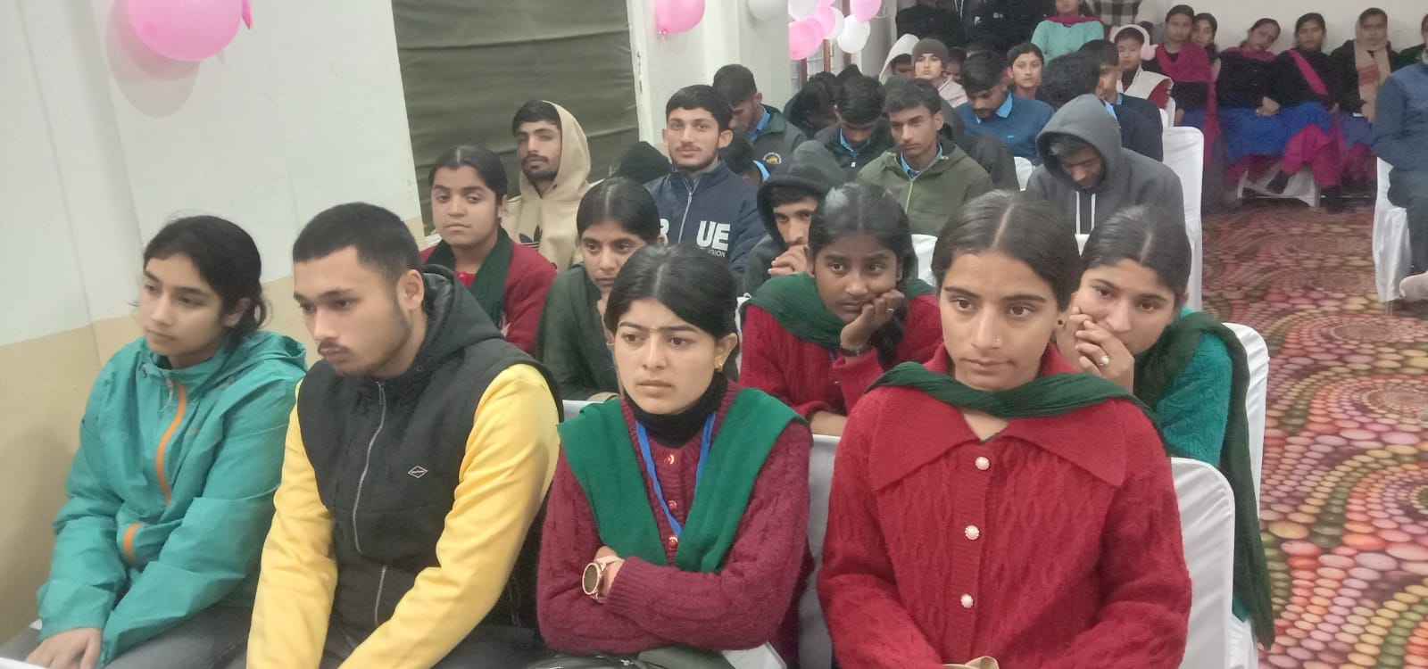 आस्था स्कूल नाहन में कार्यक्रम के दौरान मौजूद लोग। संवाद