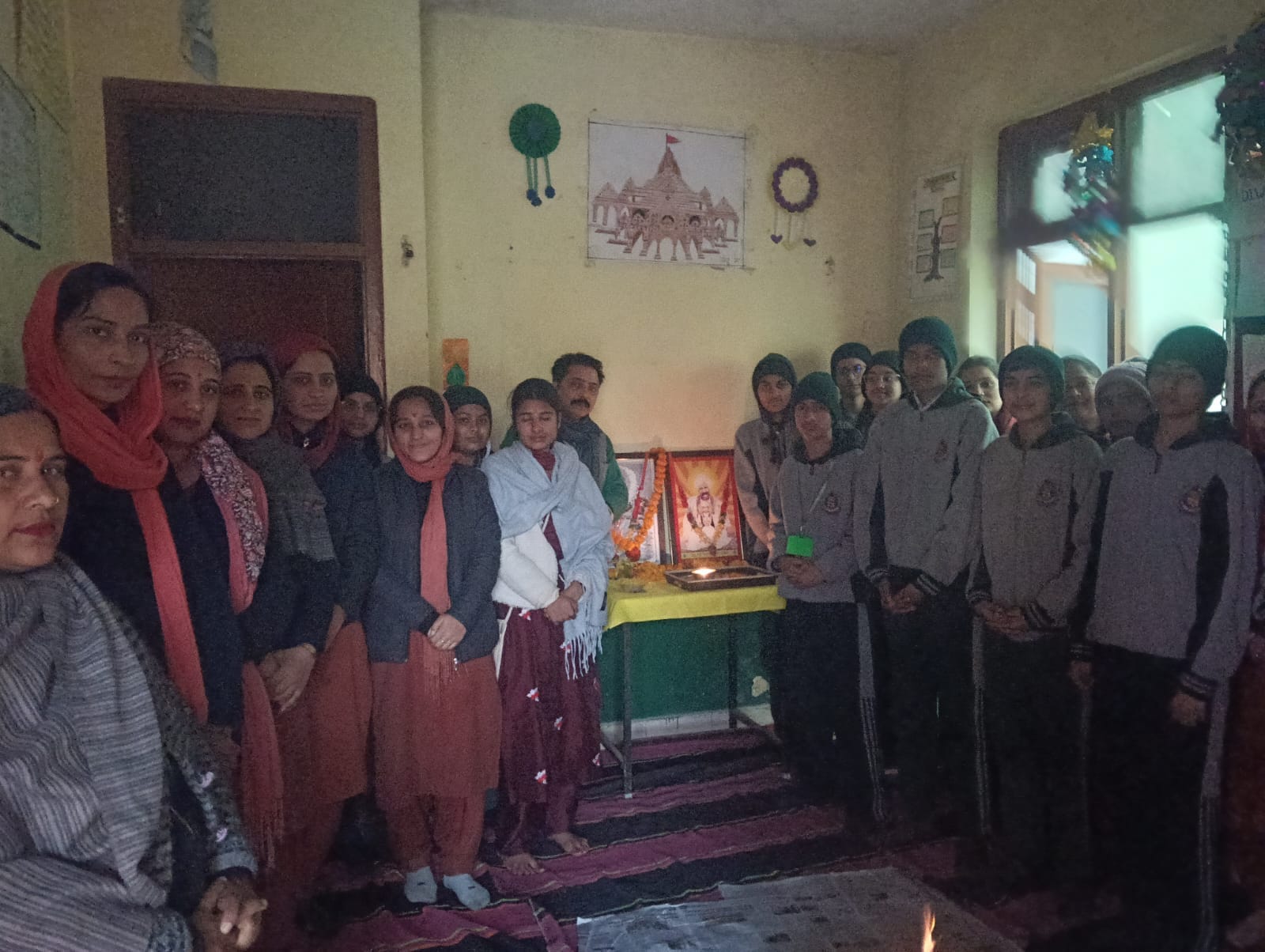 आस्था स्कूल नाहन में कार्यक्रम के दौरान मौजूद लोग। संवाद