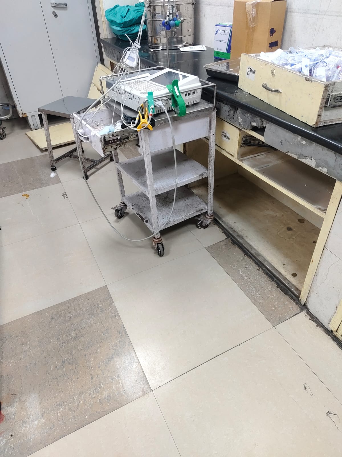 अंबाला कैंट के नागरिक अस्पताल की माइनर ओटी में लकड़ी के रैक को खाली करने की प्रक्रिया शुरू: संव