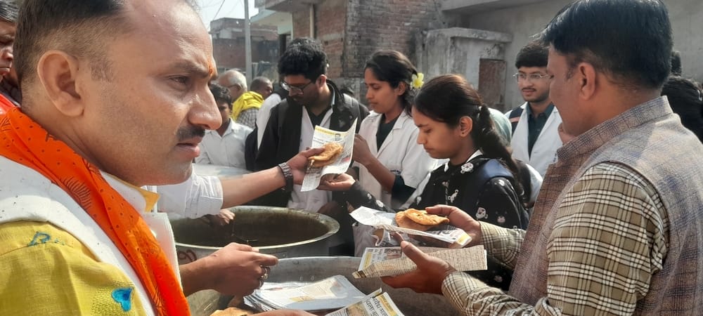 भंडारे का प्रसाद ग्रहण करते भक्त।