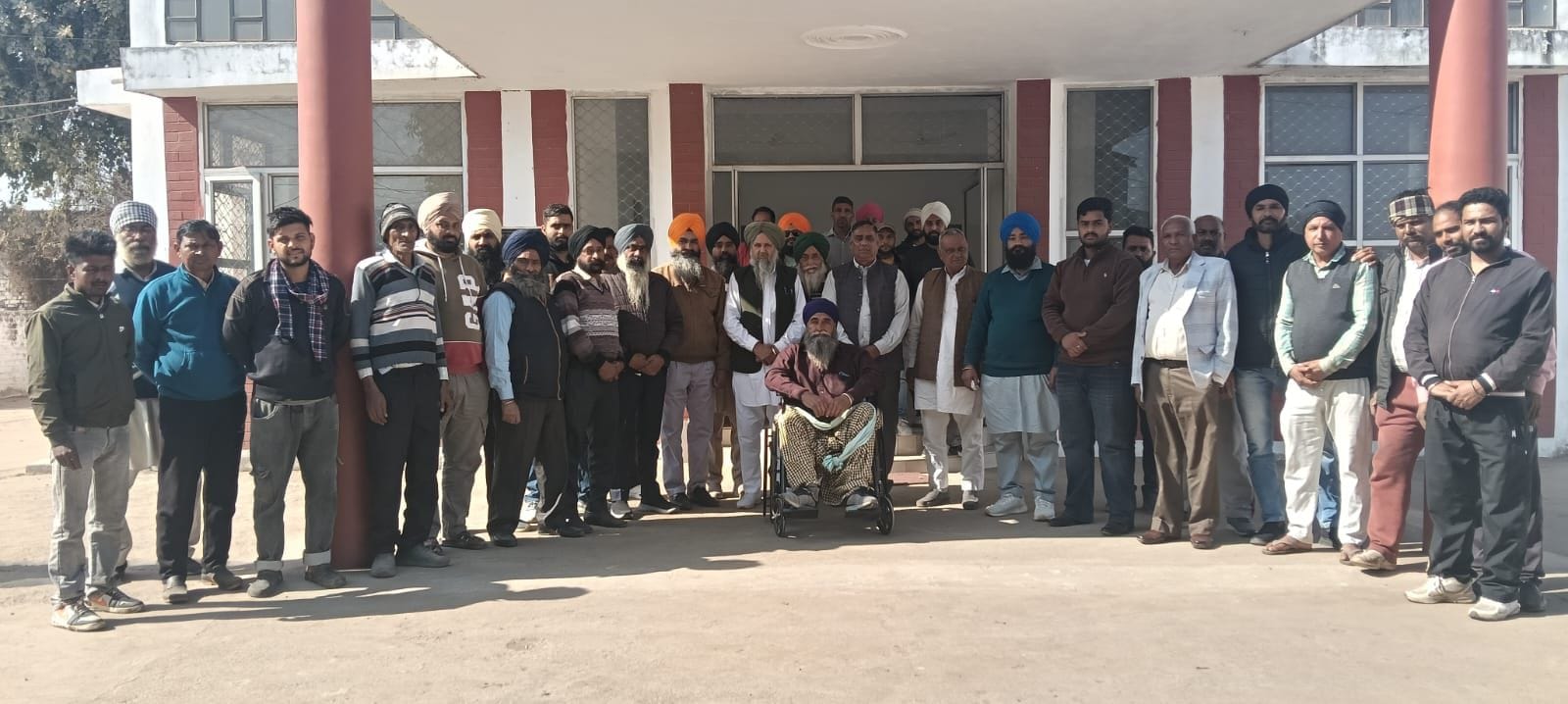 भाकियू चढूनी गुट के किसान नेता बैठक के बारे में जानकारी देते हुए। संगठन