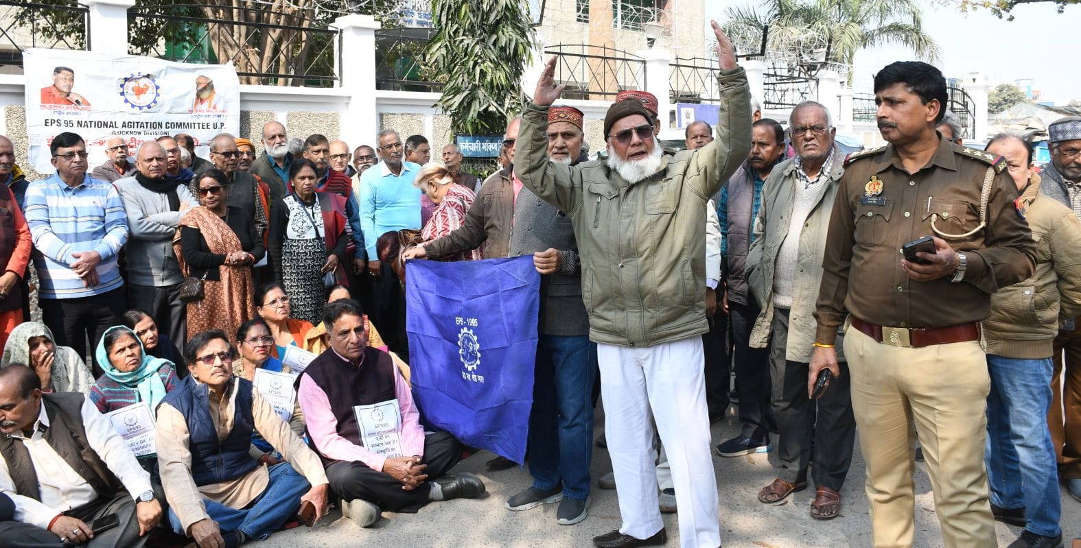बृहस्पतिवार को गोमतीनगर स्थित ईपीएफ कार्यालय के समक्ष धरना देते कर्मचारी। बृहस्पतिवार को गोमतीनगर स्थित ईपीएफ कार्यालय के समक्ष धरना देते कर्मचारी।