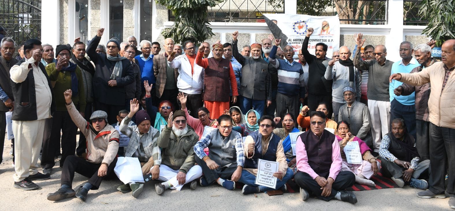 बृहस्पतिवार को गोमतीनगर स्थित ईपीएफ कार्यालय के समक्ष धरना देते कर्मचारी। बृहस्पतिवार को गोमतीनगर स्थित ईपीएफ कार्यालय के समक्ष धरना देते कर्मचारी।