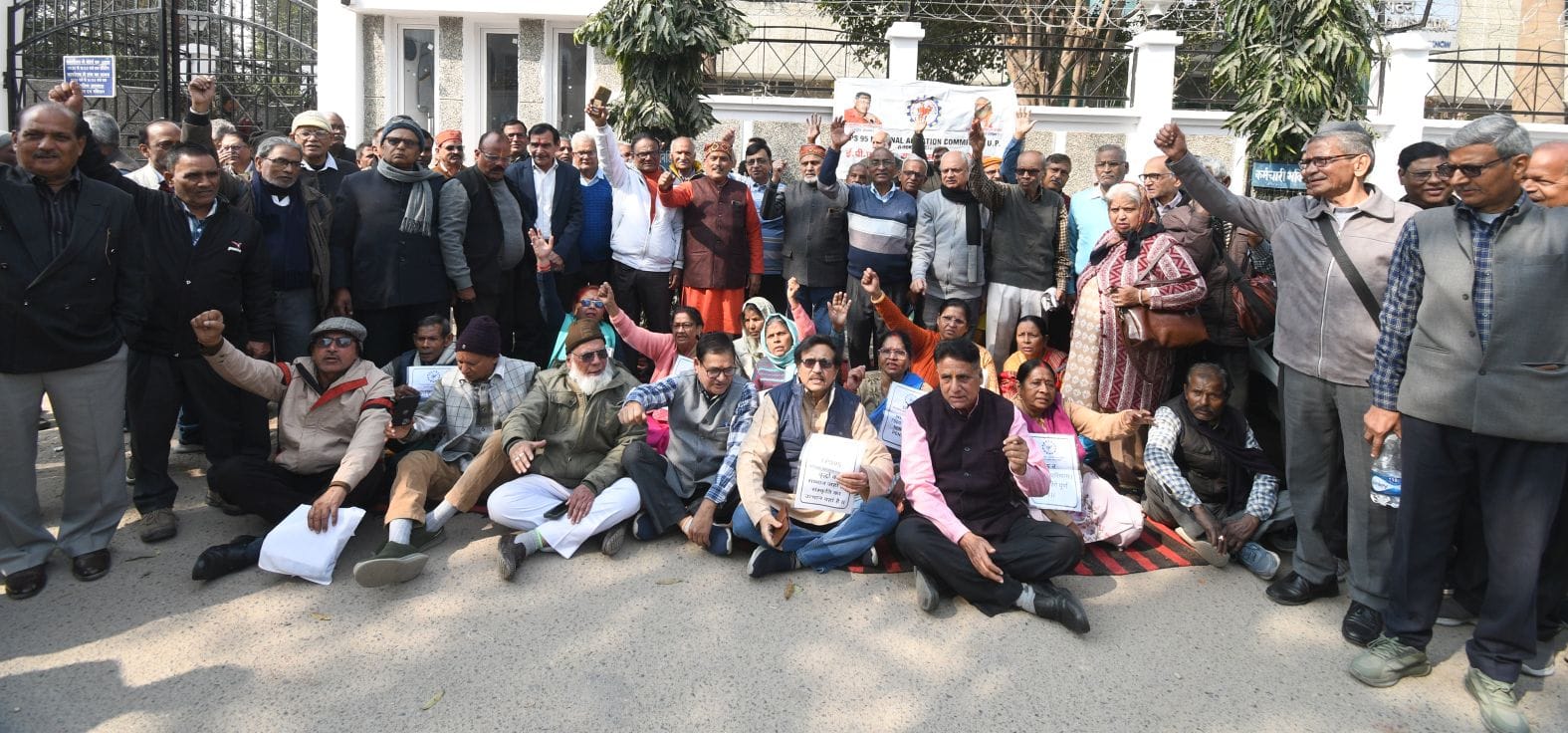 बृहस्पतिवार को गोमतीनगर स्थित ईपीएफ कार्यालय के समक्ष धरना देते कर्मचारी। बृहस्पतिवार को गोमतीनगर स्थित ईपीएफ कार्यालय के समक्ष धरना देते कर्मचारी।
