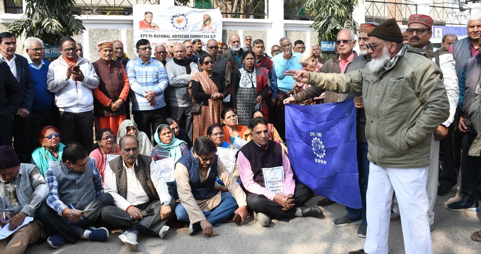 बृहस्पतिवार को गोमतीनगर स्थित ईपीएफ कार्यालय के समक्ष धरना देते कर्मचारी। बृहस्पतिवार को गोमतीनगर स्थित ईपीएफ कार्यालय के समक्ष धरना देते कर्मचारी।