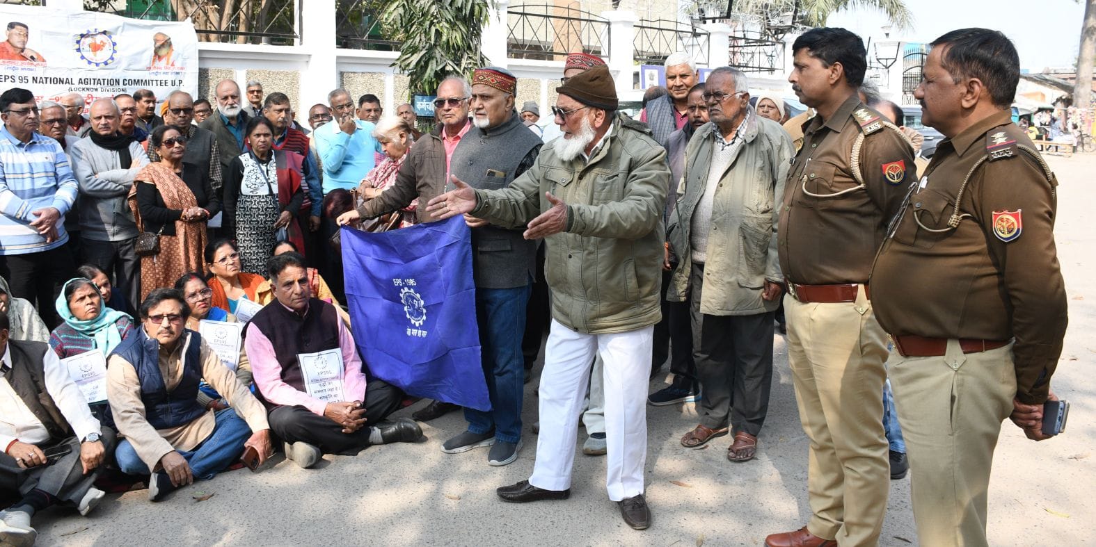 बृहस्पतिवार को गोमतीनगर स्थित ईपीएफ कार्यालय के समक्ष धरना देते कर्मचारी। बृहस्पतिवार को गोमतीनगर स्थित ईपीएफ कार्यालय के समक्ष धरना देते कर्मचारी।