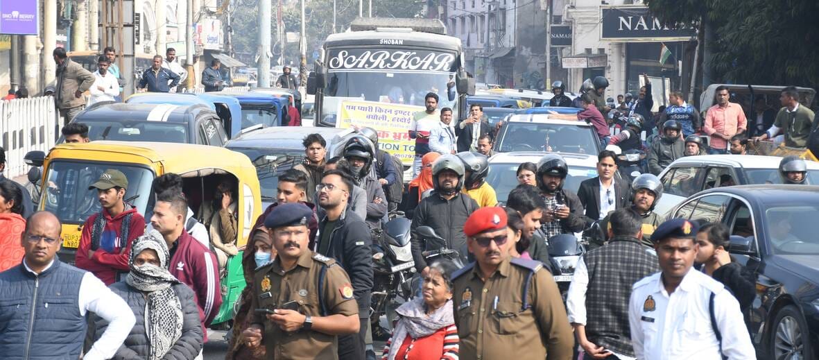बृहस्पतिवार को शहर में लगा जाम और फंसी एंबुलेंस। 