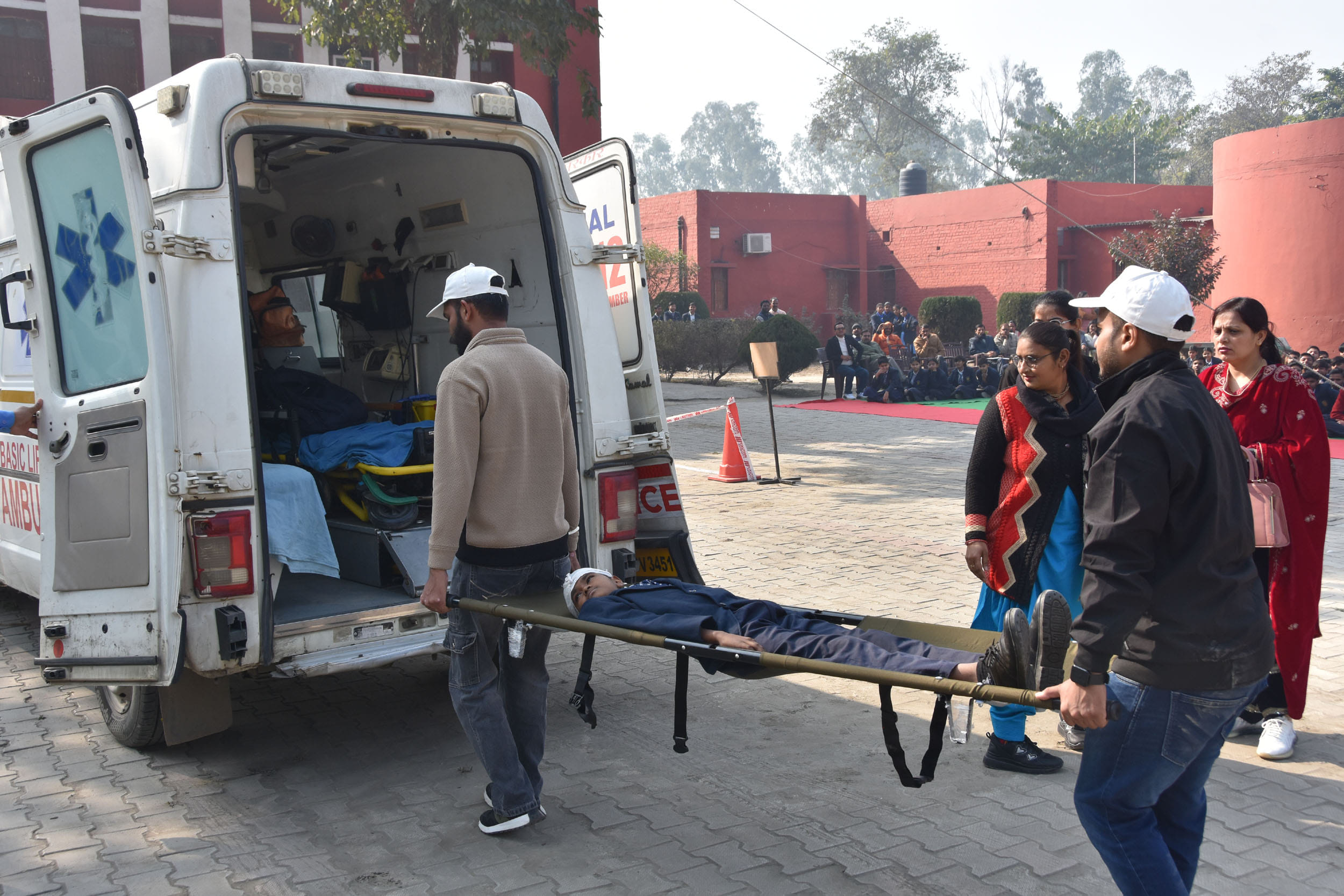 भवन के अंदर से बच्चों को निकालते टीम के सदस्य। भवन के अंदर से बच्चों को निकालते टीम के सदस्य।