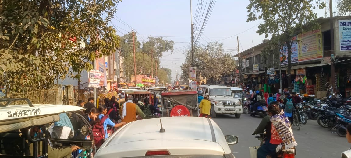 बैंक चौराहा पर बीच सड़क पर बनी पुलिस चौकी-संवाद बैंक चौराहा पर बीच सड़क पर बनी पुलिस चौकी-संवाद