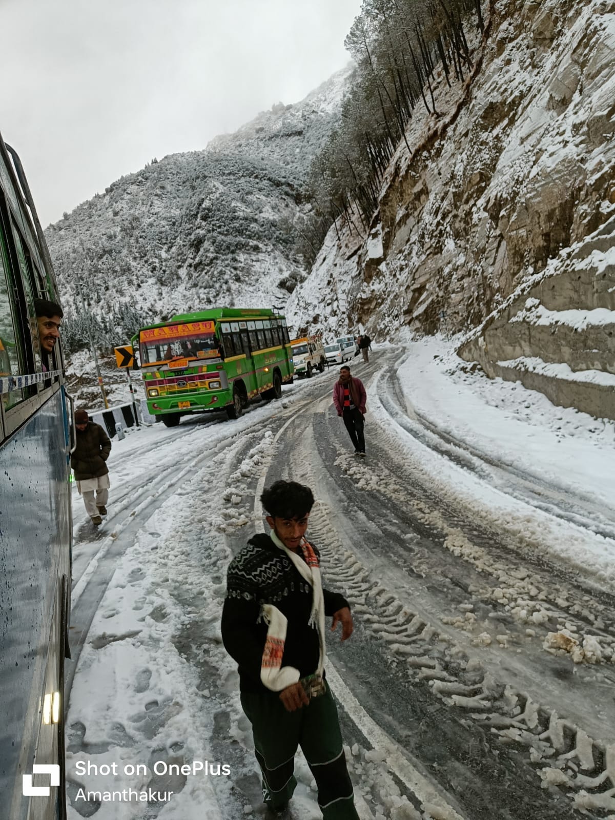 बर्फबारी में नौहराधार क्षेत्र का नजारा। संवाद