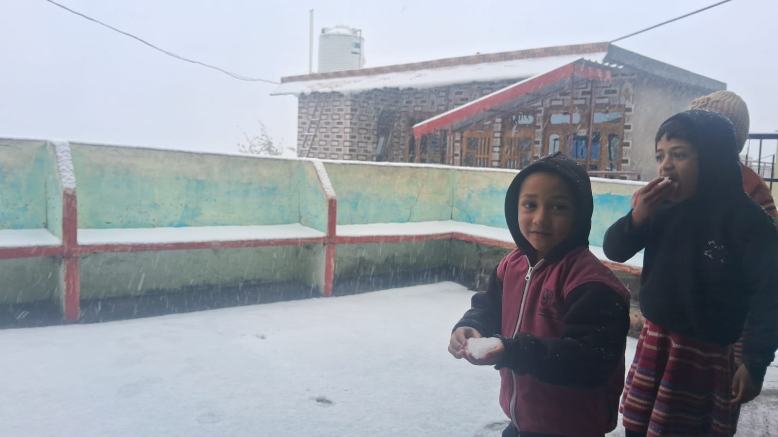 बर्फबारी में नौहराधार क्षेत्र का नजारा। संवाद