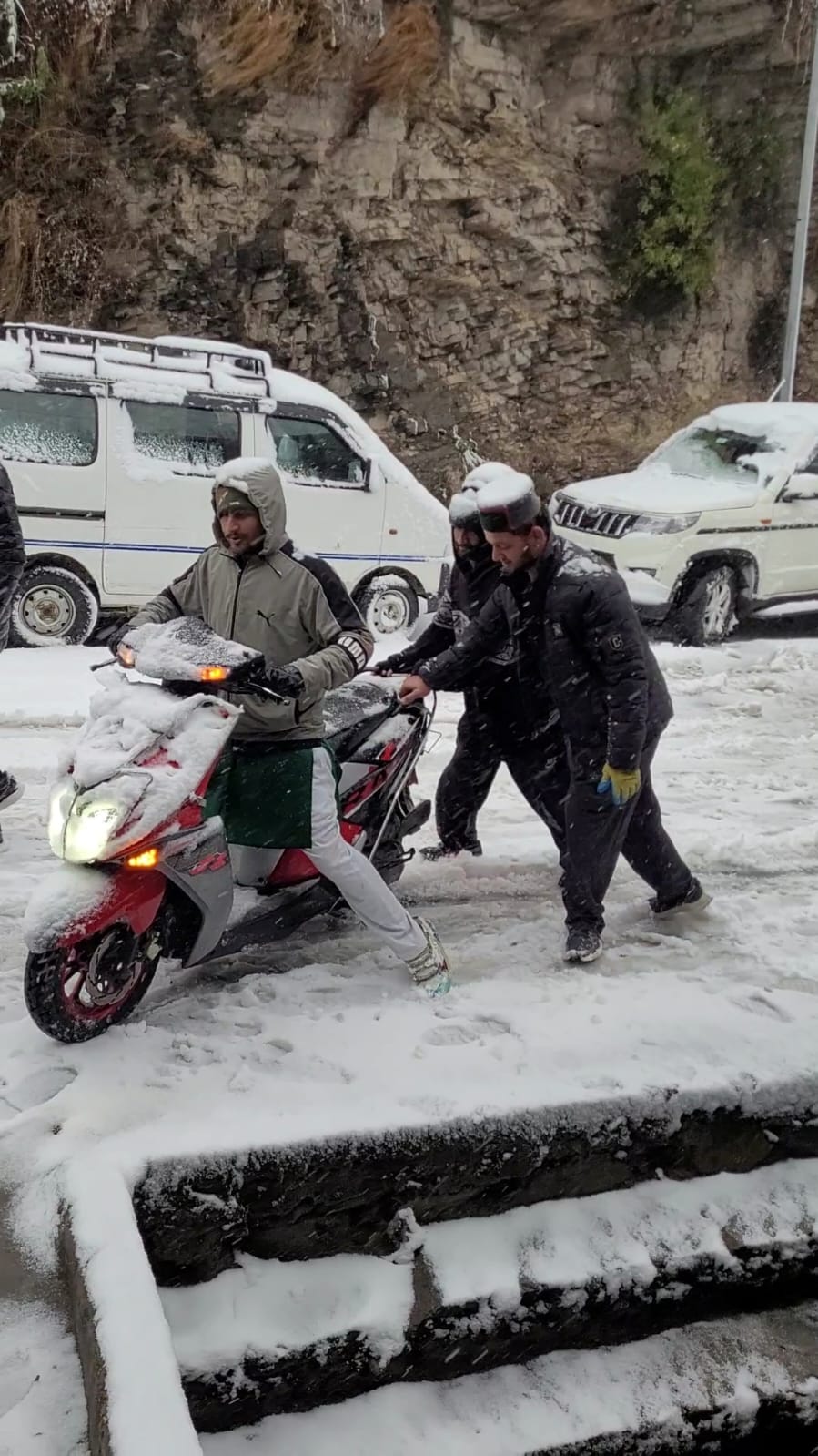 बर्फबारी में नौहराधार क्षेत्र का नजारा। संवाद