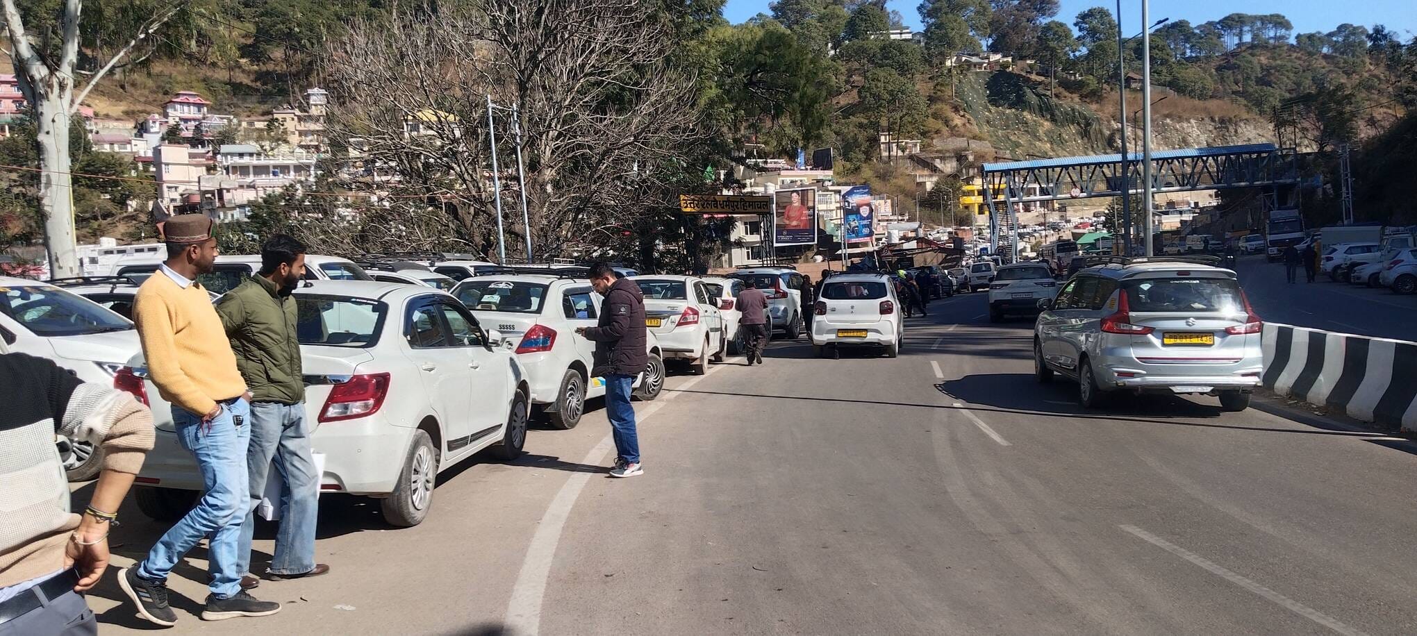 बद्दी में सड़क के बीच में नाली पर लगा ढक्कन टूटा।