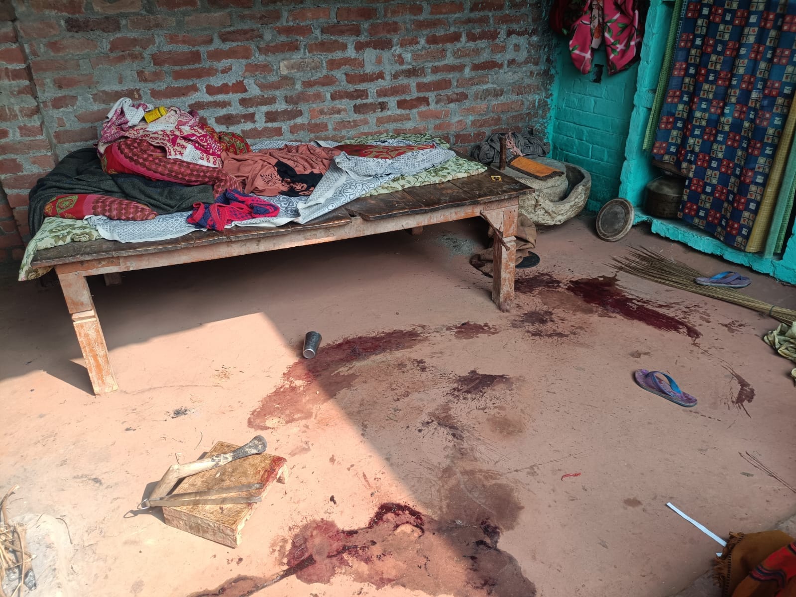 फोटो-1-घटनास्थल की जांच करते सीओ मनोज गंगवार मौजूद फोर्स। संवाद फोटो-1-घटनास्थल की जांच करते सीओ मनोज गंगवार मौजूद फोर्स। संवाद