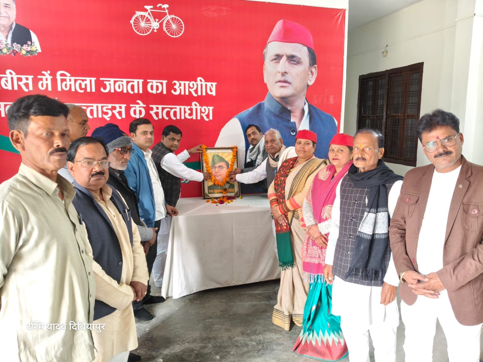 फोटो-10-सुभाष चौक पर आयोजित कार्यक्रम में मौजूद डीएम और चेयरमैन। संवाद