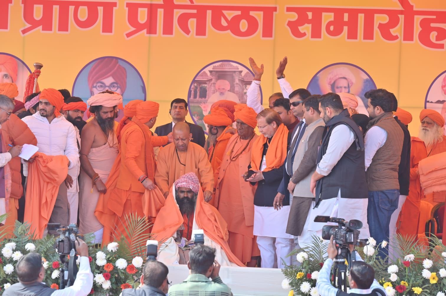 फोटो 15: सोनीपत के मुरथल स्थित बाबा नागे वाला धाम में मूर्ति प्राण प्रतिष्ठा समारोह के दौरान उत फोटो 15: सोनीपत के मुरथल स्थित बाबा नागे वाला धाम में मूर्ति प्राण प्रतिष्ठा समारोह के दौरान उत