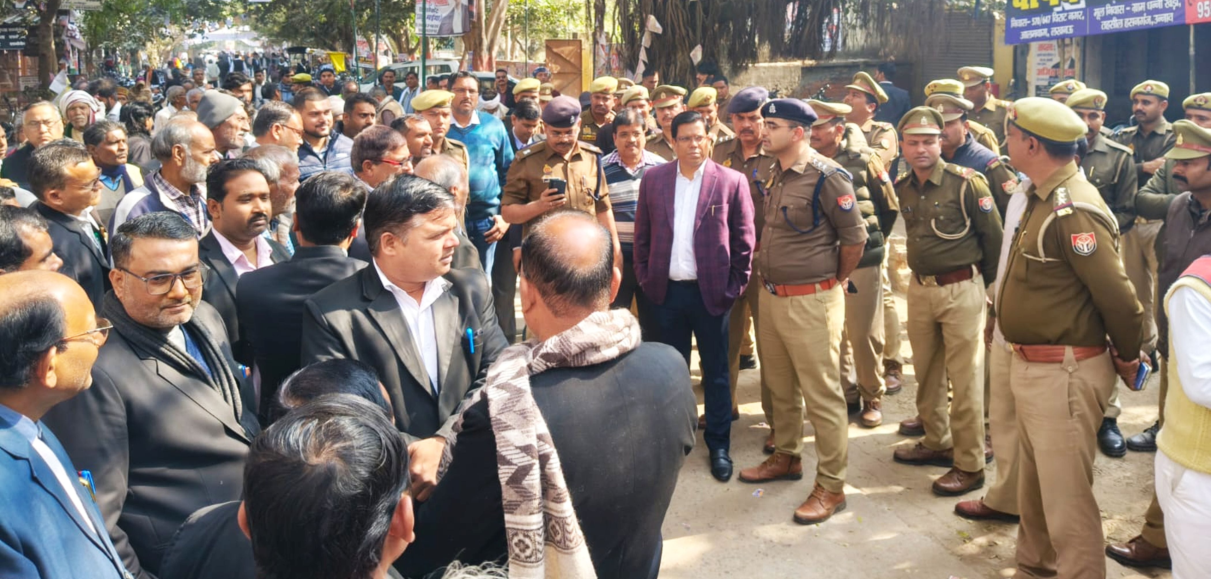 फोटो-17-पटेल नगर में जेसीबी रोकवा जाम लगाए वकील। संवाद