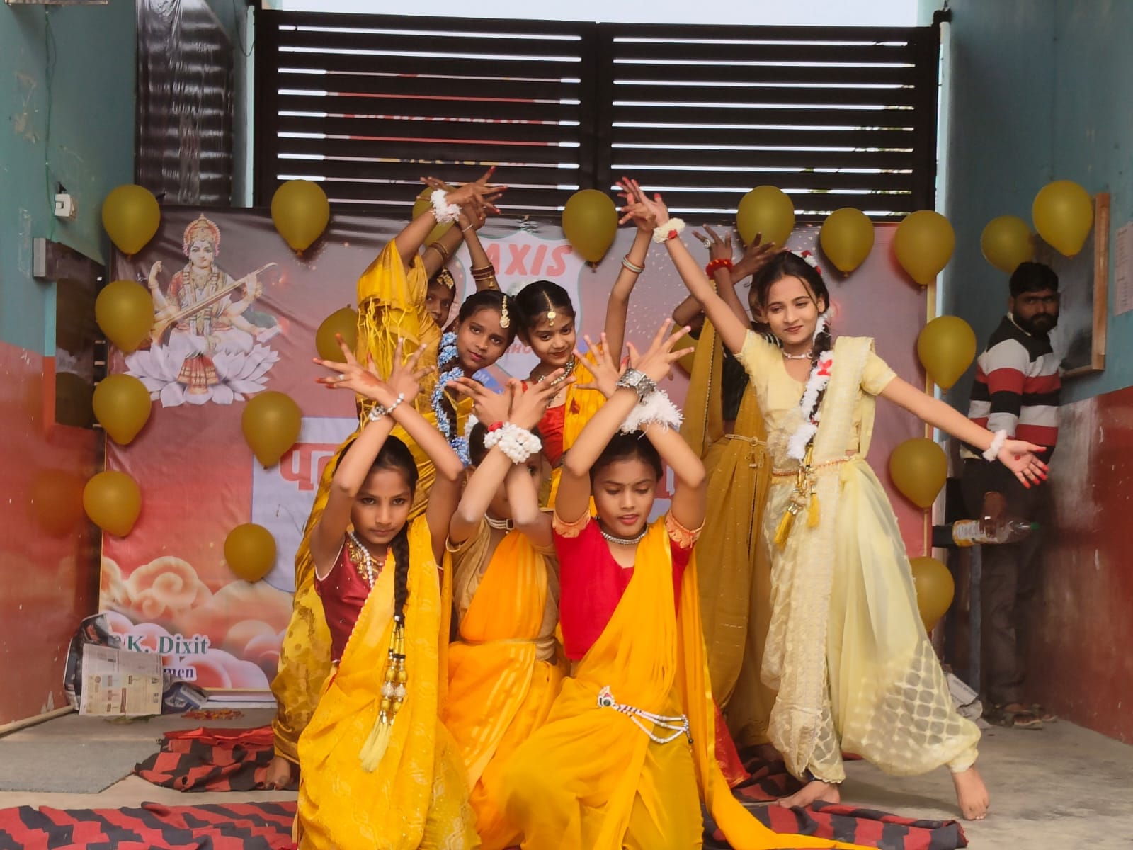 फोटो-26-बच्चों को सामग्री वितरित करतीं नंदिनी पोरवाल।संवाद