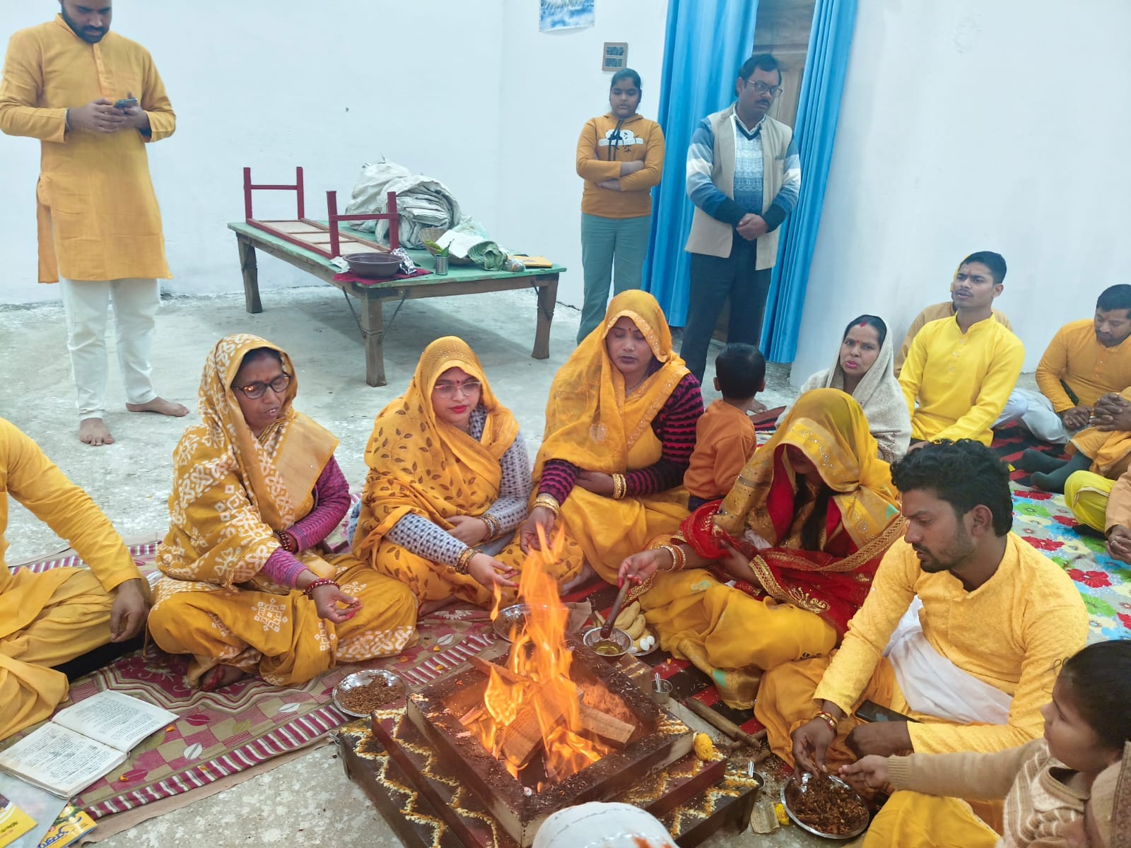 फोटो-26-बच्चों को सामग्री वितरित करतीं नंदिनी पोरवाल।संवाद