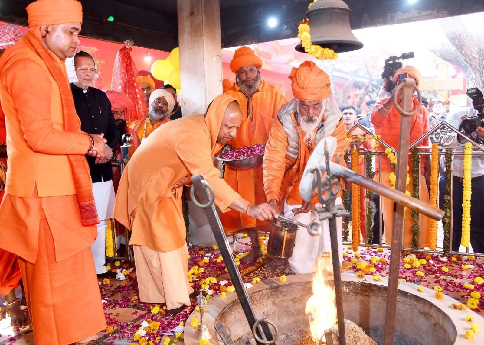 फोटो 36: सोनीपत के मुरथल स्थित बाबा नागे वाला धाम में मूर्ति प्राण प्रतिष्ठा समारोह के दौरान बा फोटो 36: सोनीपत के मुरथल स्थित बाबा नागे वाला धाम में मूर्ति प्राण प्रतिष्ठा समारोह के दौरान बा