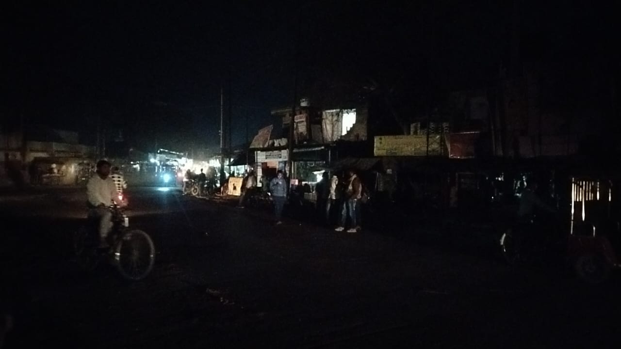 फोटो-49-दिबियापुर में ब्लैकआउट के दौरान गुजरते वाहन। संवाद