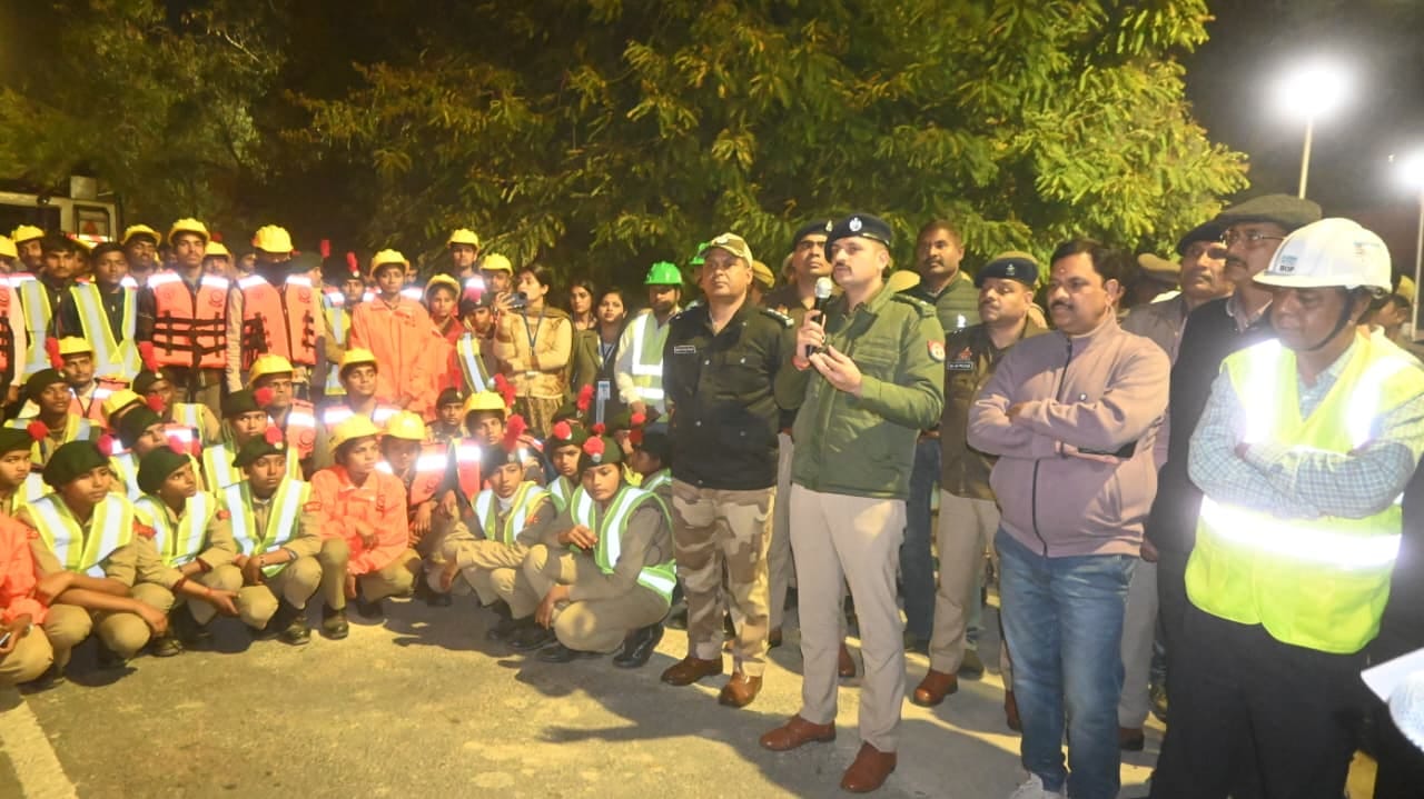 फोटो-49-दिबियापुर में ब्लैकआउट के दौरान गुजरते वाहन। संवाद