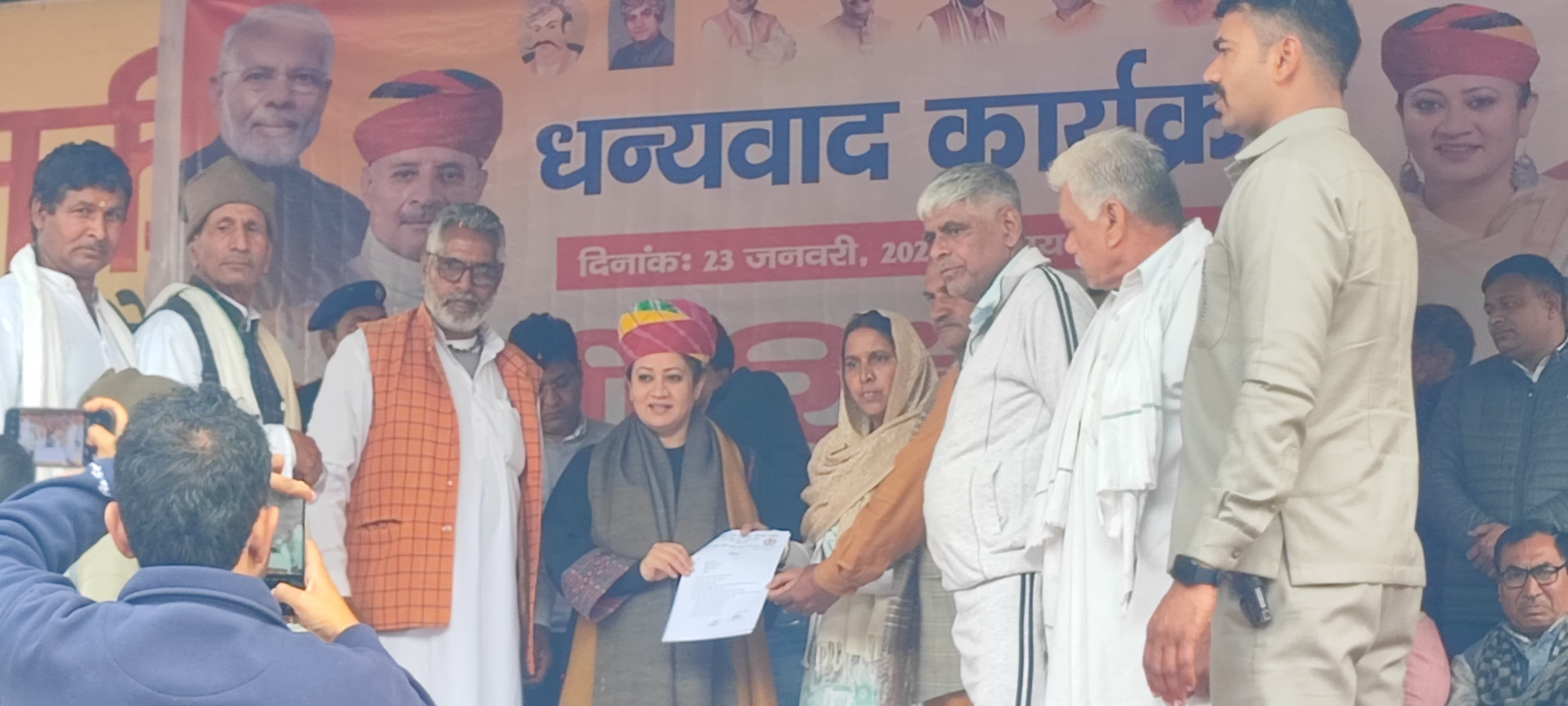 फोटो संख्या:65 महेंद्रगढ़ पहुंचने पर मंत्री आरती राव का स्वागत करते बार प्रधान संदीप व पूर्व प् फोटो संख्या:65 महेंद्रगढ़ पहुंचने पर मंत्री आरती राव का स्वागत करते बार प्रधान संदीप व पूर्व प्