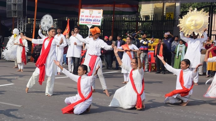 गणतंत्र दिवस पर विधानभवन के सामने से निकलने वाली झांकियों के साथ फुल ड्रेस परेड रिहर्सल की शुरु
