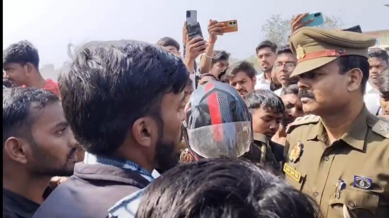 हाईवे पर चक्काजाम कर धरने पर बैठे पॉलिटेक्निक के छात्र-छात्राएं। संवाद हाईवे पर चक्काजाम कर धरने पर बैठे पॉलिटेक्निक के छात्र-छात्राएं। संवाद