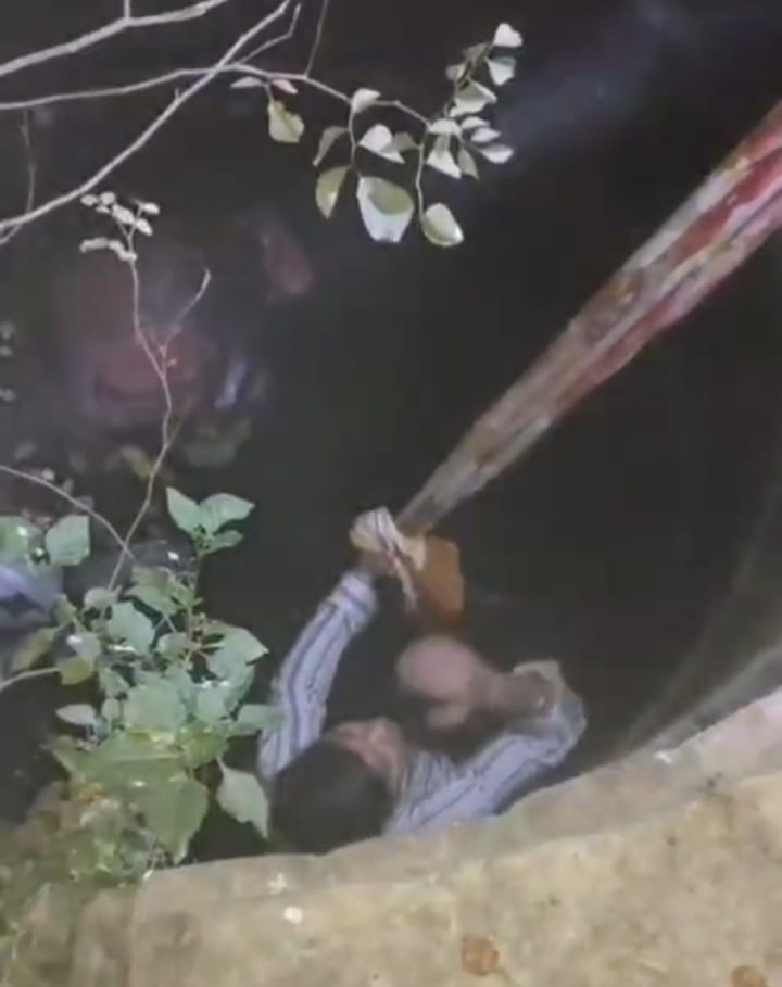 कुएं से रितेश बचाने वाले सिपाही। कुएं से रितेश बचाने वाले सिपाही।
