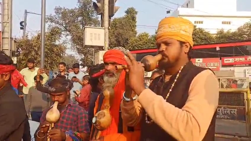 केजीएमयू के गेट नंबर-दो के सामने बृहस्पतिवार दोपहर बीन बजाते अखिल भारतीय सपेरा महासभा के सदस्य।