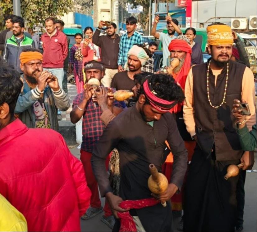 केजीएमयू के गेट नंबर-दो के सामने बृहस्पतिवार दोपहर बीन बजाते अखिल भारतीय सपेरा महासभा के सदस्य।